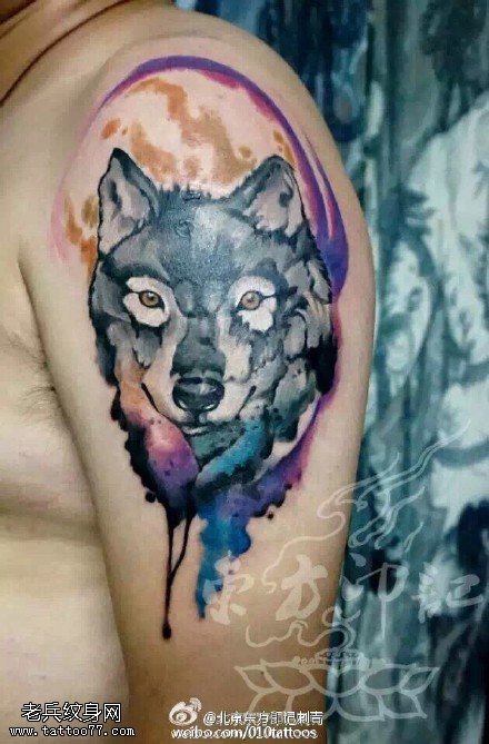 肩部水墨的狼纹身图案