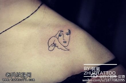 肩部点刺的天鹅小女孩纹身图案