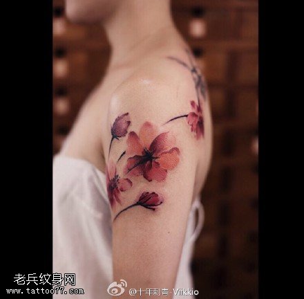 肩部的水墨的花纹身图案