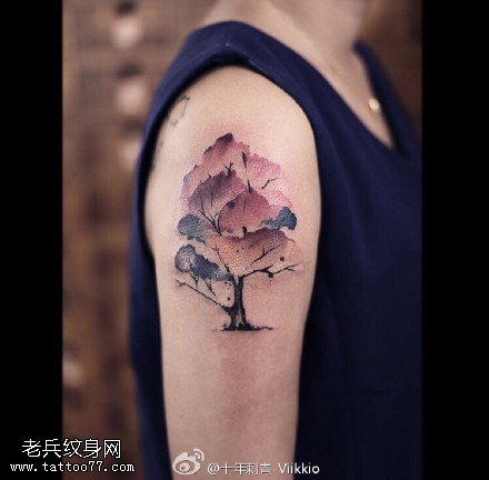 肩部水墨的树纹身图案