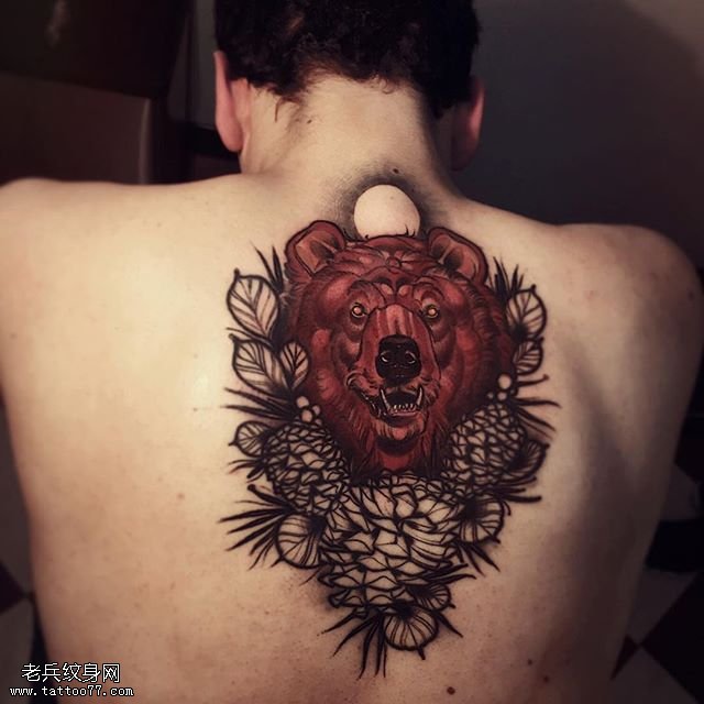 背部的浣熊纹身图案