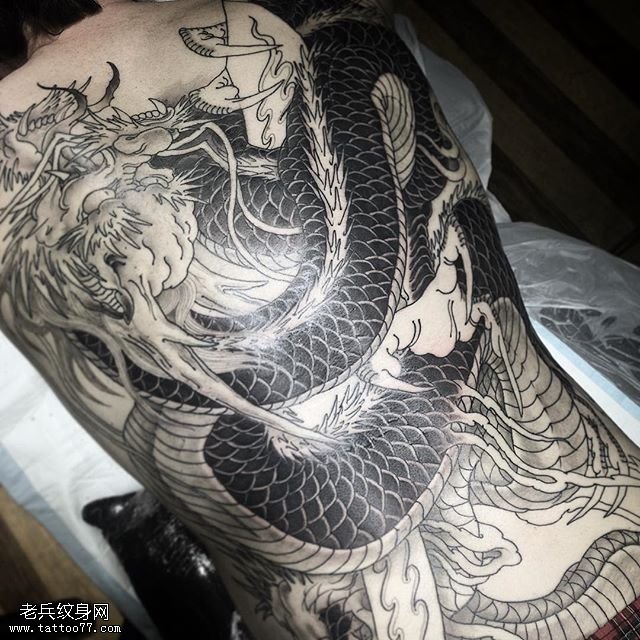 满背的点刺龙图腾纹身图案