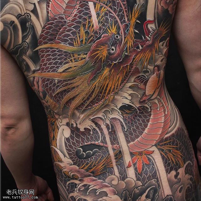 传统满背龙纹身图案