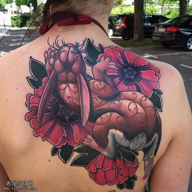 背部的花卉兔子纹身图案