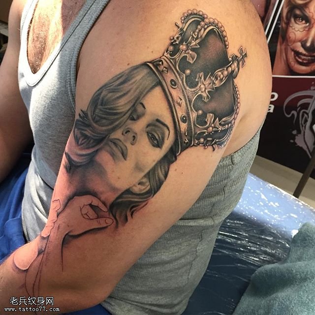 肩部的皇冠女人纹身图案