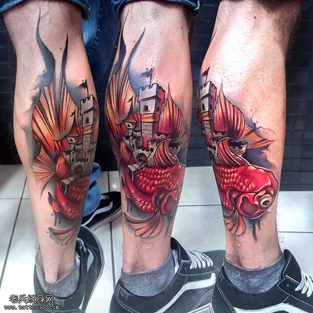 小腿上的金鱼纹身图案