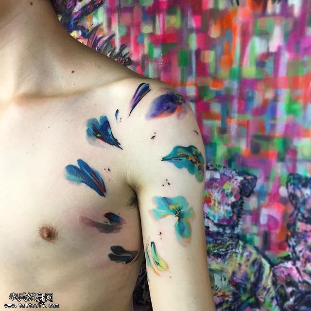 肩部水墨的叶子纹身图案