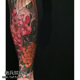 小腿部的经典菊花纹身图案