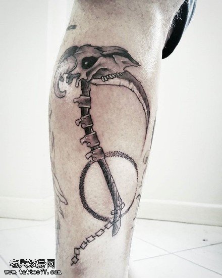 小腿上的骷髅镰刀纹身图案