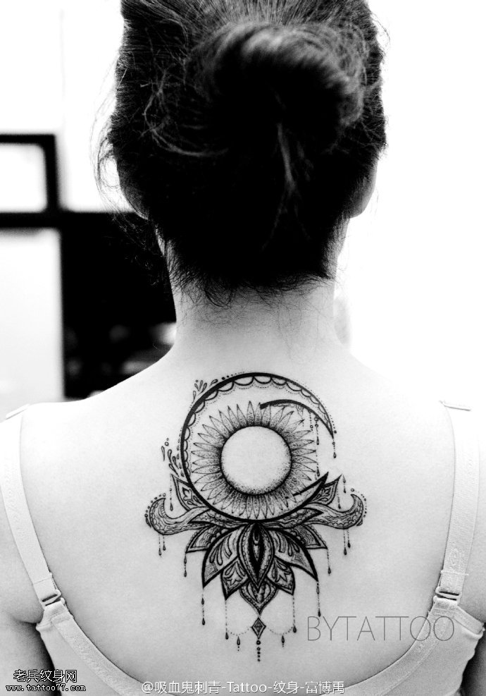 背部太阳花卉月亮纹身图案