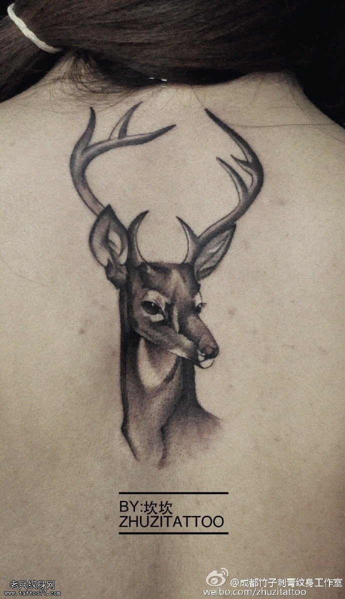 背部写实的小鹿纹身图案