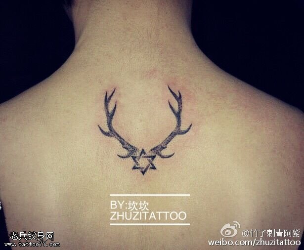 背部六芒星鹿角纹身图案