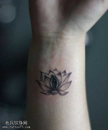 手臂莲花纹身图案