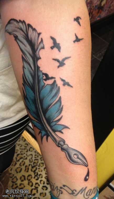 手臂漂亮的羽毛笔纹身图案