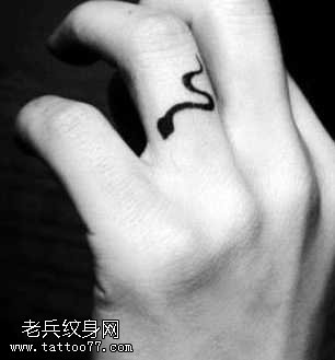 手指蛇图腾纹身图案