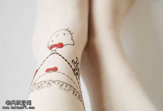 腿部唯美的小熊猫纹身图案