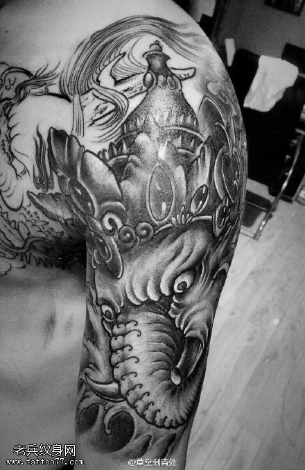 肩部经典的象神纹身图案