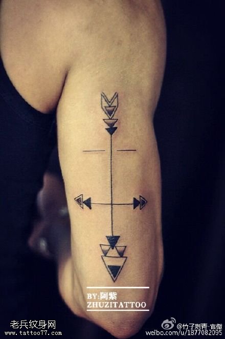 简单线条箭纹身图案