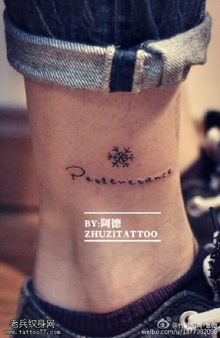 脚腕上的字符雪花纹身图案
