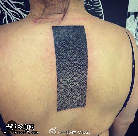 背部渐变的浪花纹身图案