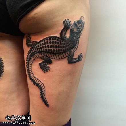 大腿上的鳄鱼纹身图案