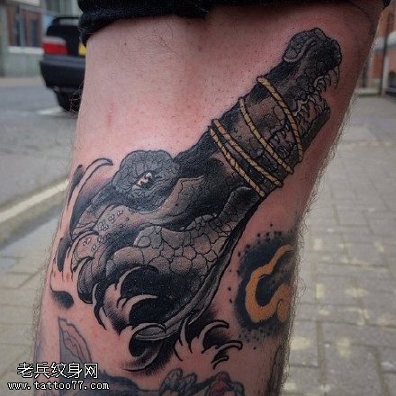 被绑住的鲨鱼纹身图案