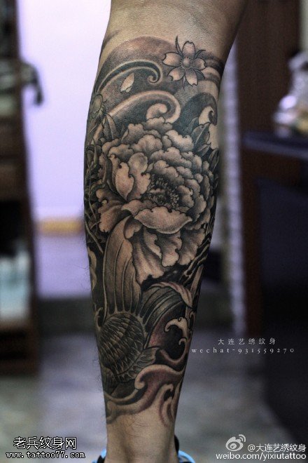 小腿复古的牡丹纹身图案