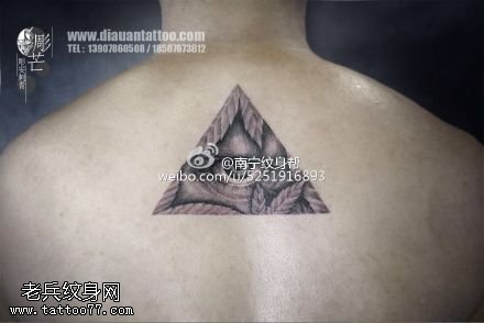 后背的三角眼睛纹身图案