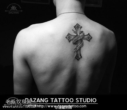 后背十字架纹身图案