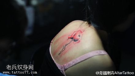 美女背部的水彩纹身图案