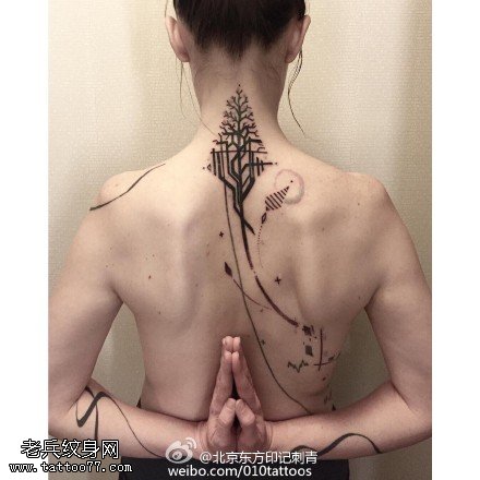 背部线条树纹身图案