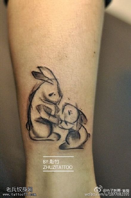 小腿上的兔妈妈和宝宝纹身图案