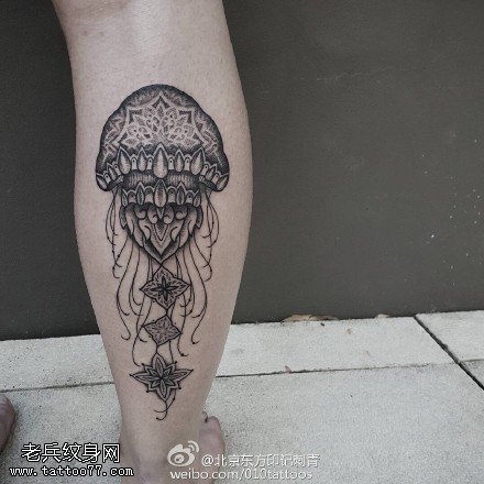 小腿的水母纹身图案