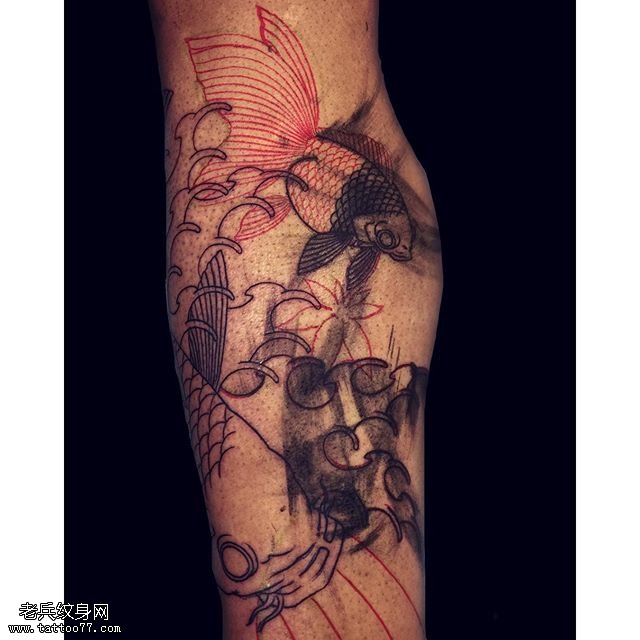 小腿点刺水墨金鱼纹身图案