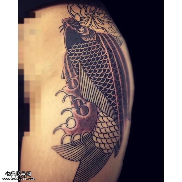 大腿黑灰锦鲤纹身图案