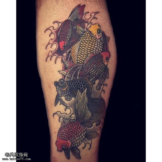 小腿的金鱼纹身图案