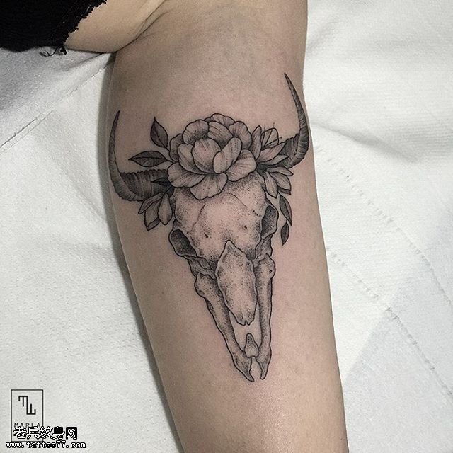 腿部点刺的羊头纹身图案