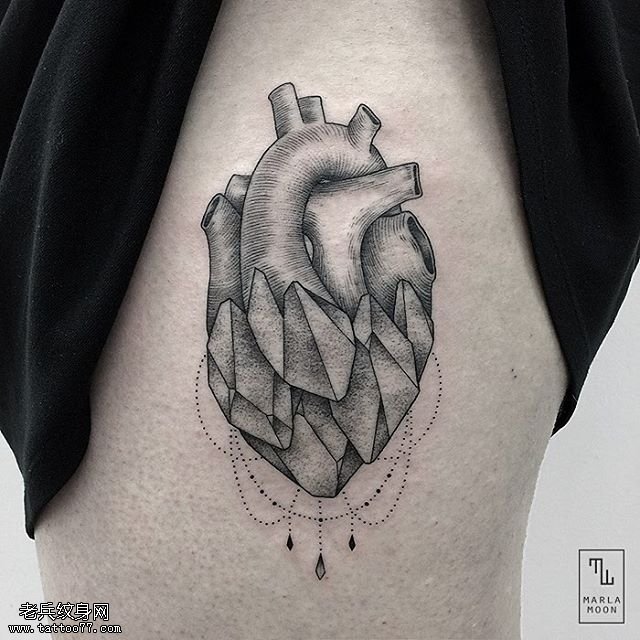 大腿点刺的心脏纹身图案