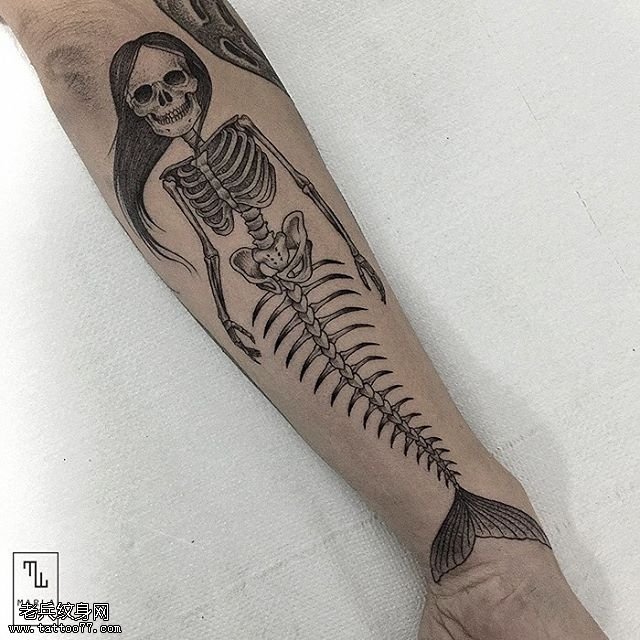 手臂美人鱼纹身图案