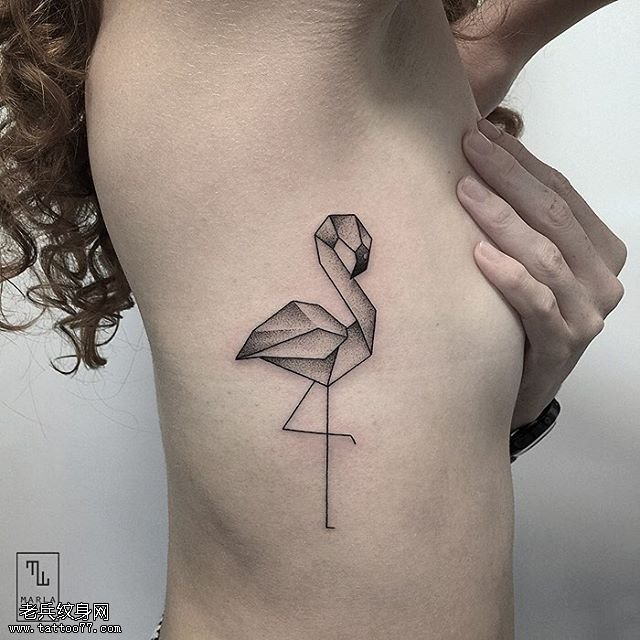 胸侧点刺的仙鹤纹身图案