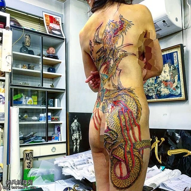 美女背部一条龙纹身图案