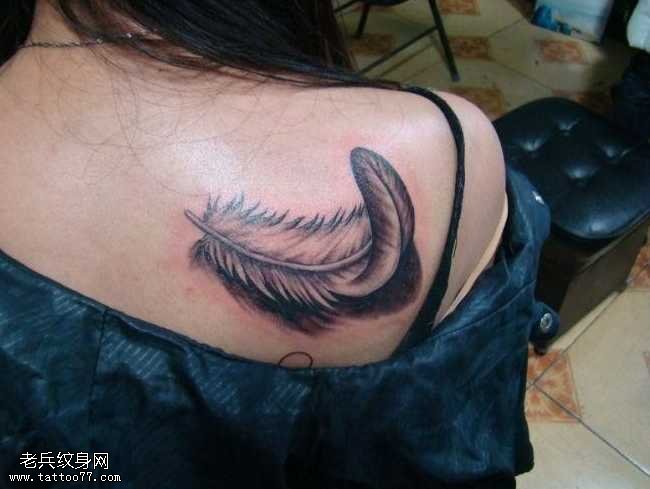 肩部个性羽毛纹身图案