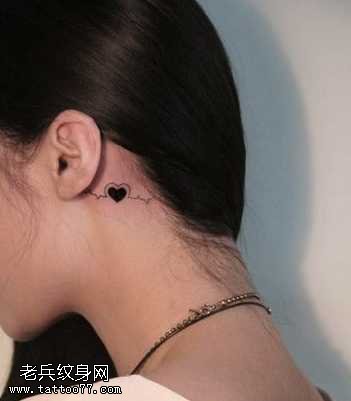 头部爱心与心电图纹身图案