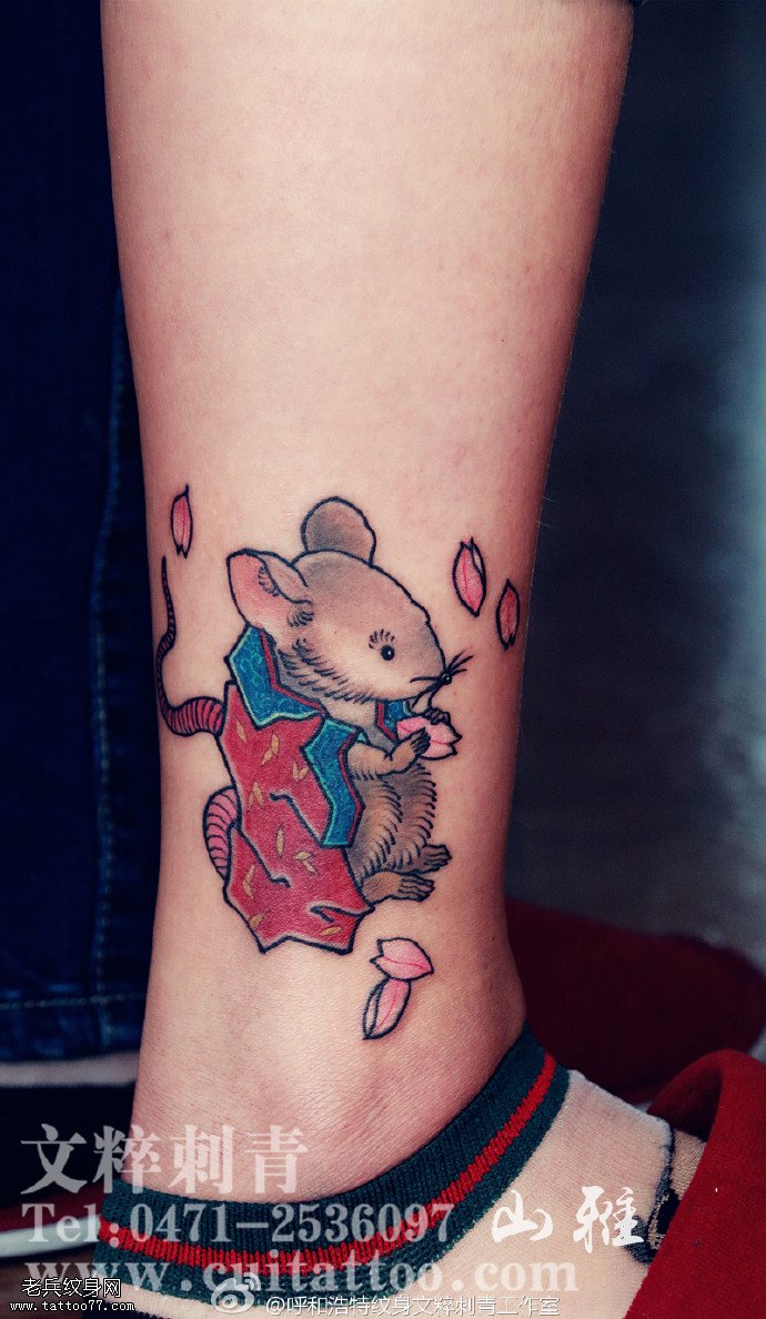 脚腕上的耗子纹身图案