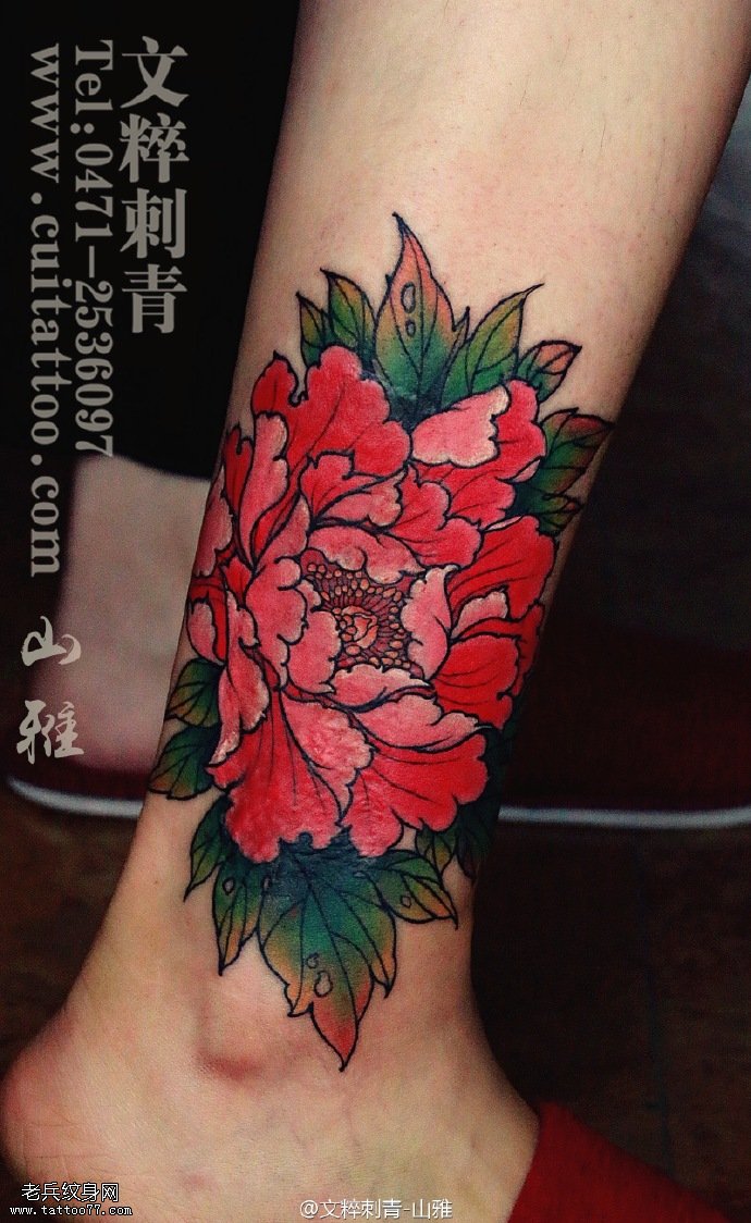 脚腕上的牡丹纹身图案