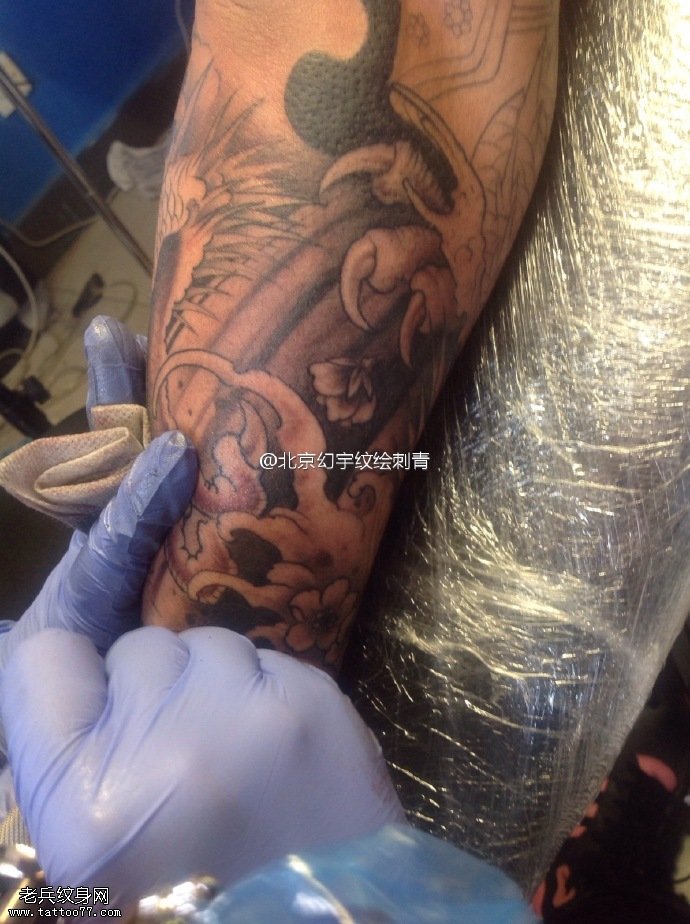 小腿黑灰经典纹身图案