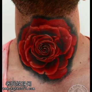 脖子上鲜红的玫瑰纹身图案