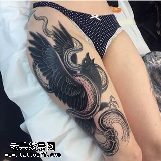 大腿上的老鹰蛇纹身图案