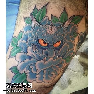 腿部的怪物牡丹纹身图案