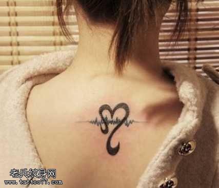 背部心形纹身图案